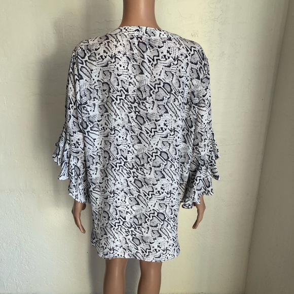 Vince Camuto White/Gray Snake Skin Animal Print Blouse Shirt Women’s Size XL - Picture 2 of 16